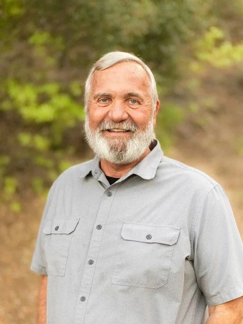 Suvdagi yalangoch qizning surati